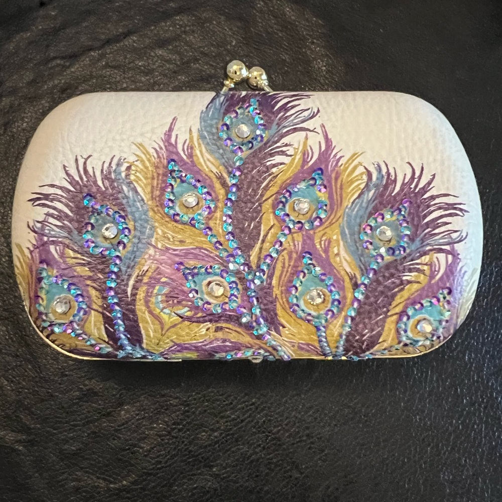 It's time for the perfect clutch to carry when you go to a wedding